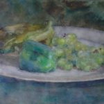 Aquarel van Herman Bogman, voorstellende een tinnen bord met druiven, groene paprika en banaan.