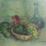 Olieverf van Ina Hooft, voorstellende een stilleven met een mandje met druiven en een groene paprika, met aan de linkerkant groene pruimen en rechtsachter een groene glazen fles.