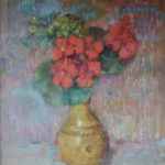 Olieverf van Ina Hooft, voorstellende een stilleven van rode bloemen in een geeloker kleurige stenen vaas op een gekleurde achtergrond.